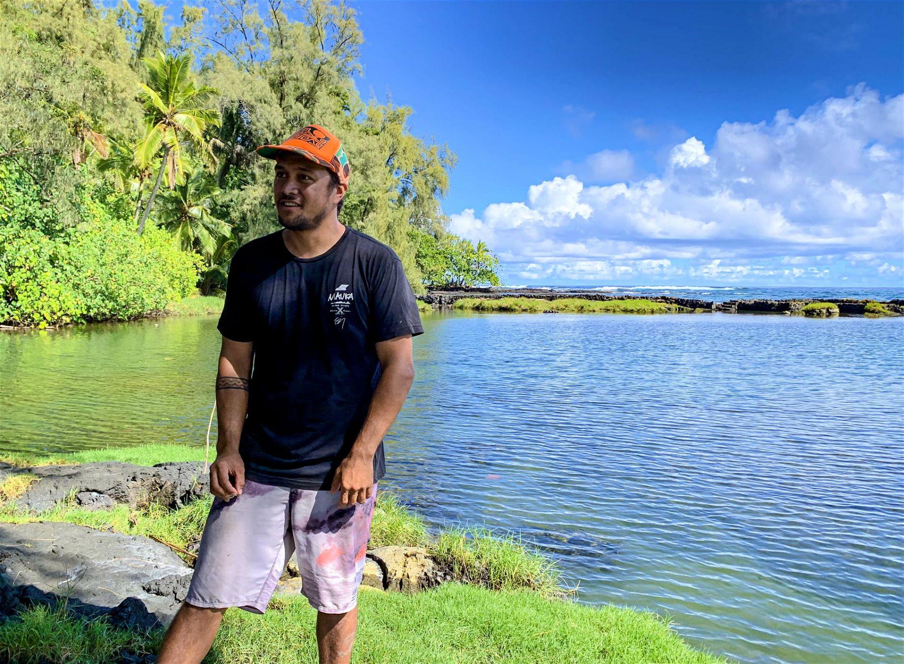 Luka Kanakaʻole spiega ai visitatori le pratiche tradizionali legate all'allevamento dei pesci © Bailey Freeman / Lonely Planet